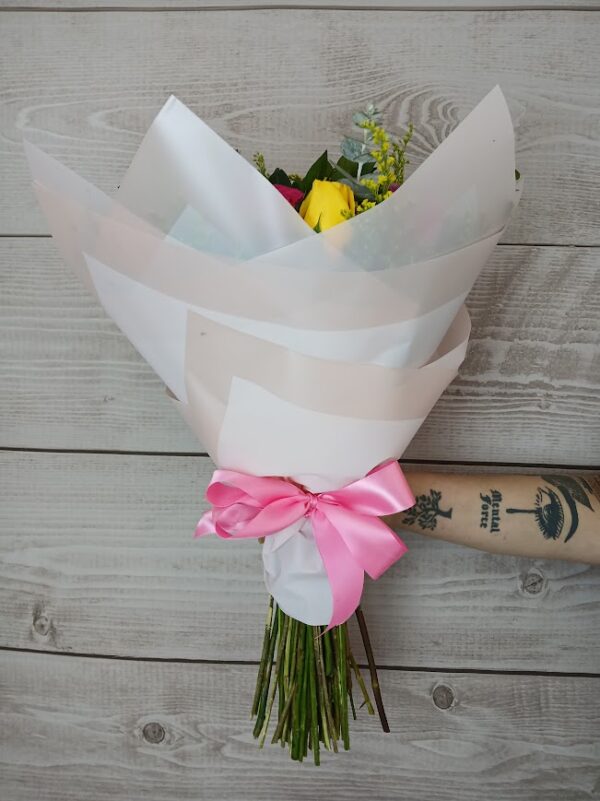 Bouquet con 24 rosas de colores - Image 5