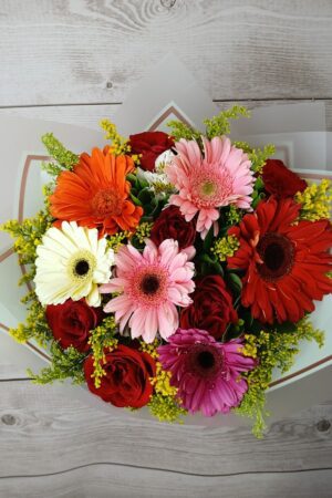 Ramo con 6 rosas y 6 gerberas de colores