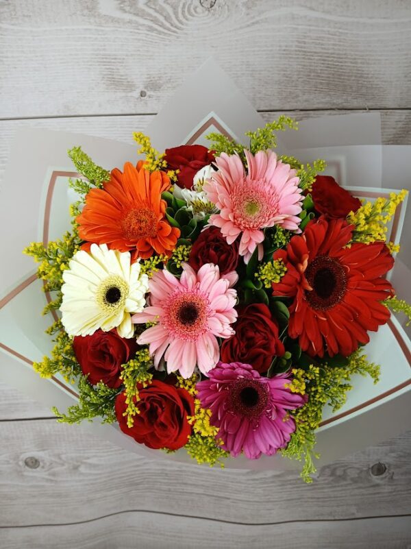 Ramo con 6 rosas y 6 gerberas de colores