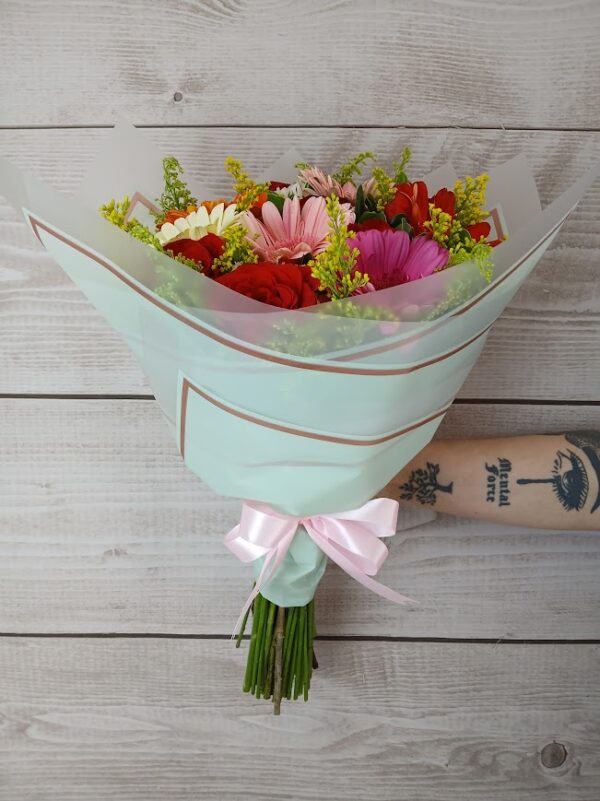 Ramo con 6 rosas y 6 gerberas de colores - Image 3