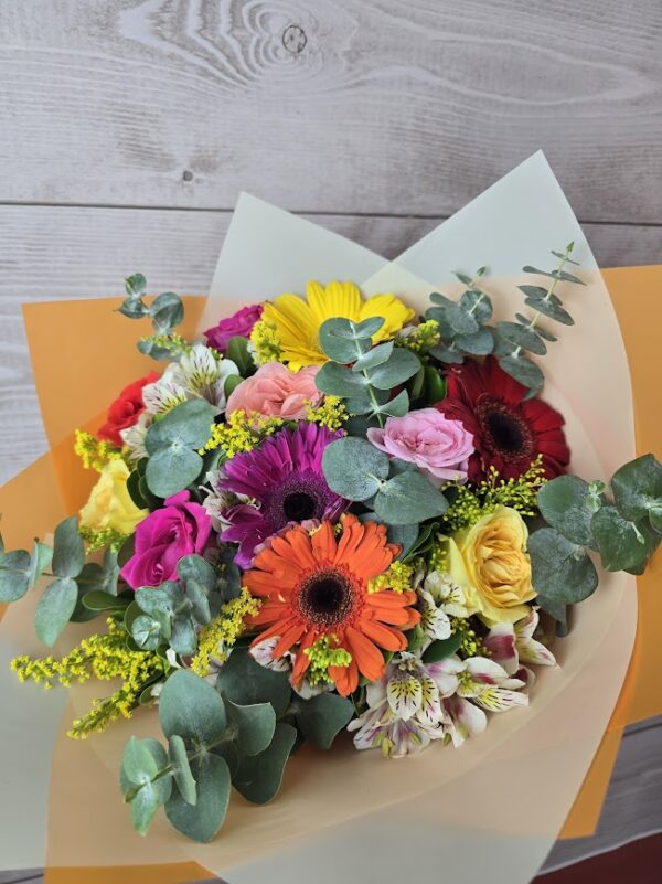 Bouquet surtido con rosas y gerberas de colores