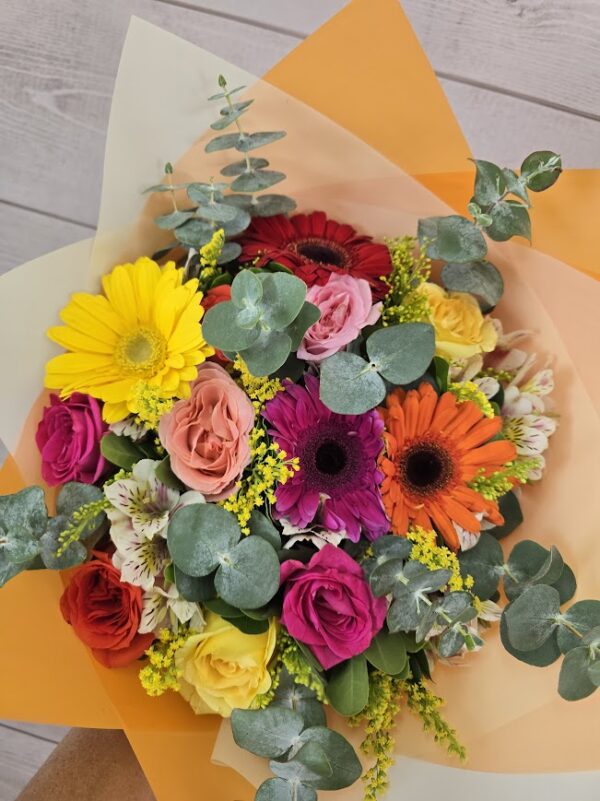 Bouquet surtido con rosas y gerberas de colores - Image 3