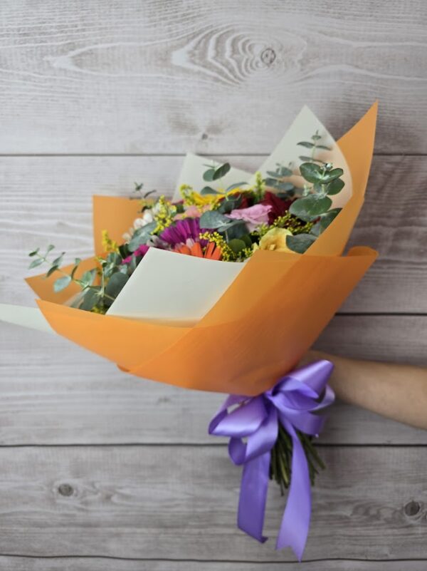 Bouquet surtido con rosas y gerberas de colores - Image 4
