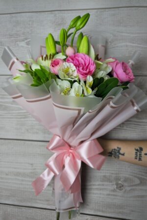 Bouquet de lilis y rosas inglesas