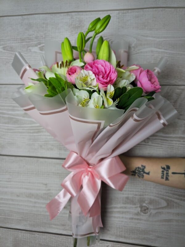 Bouquet de lilis y rosas inglesas