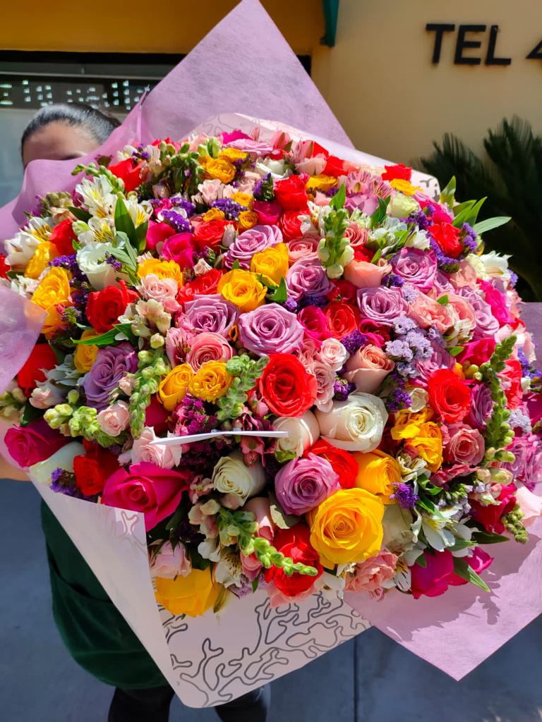 Bouquet grande con rosas y flores surtidas de colores - Floreria Briceida -  Obregon Sonora