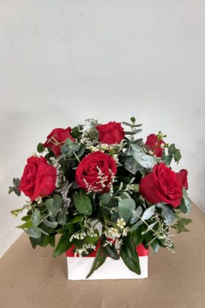 Caja cuadrada con 12 rosas rojas