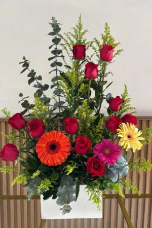 Arreglo floral con rosas rojas #1005