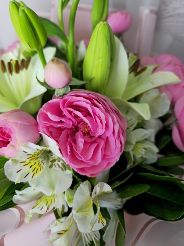 Bouquet de lilis y rosas inglesas - Image 4