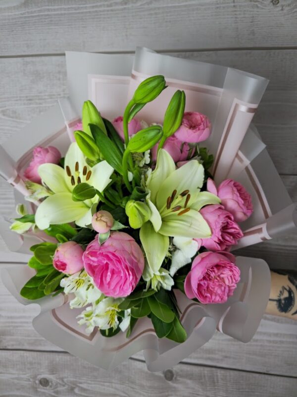 Bouquet de lilis y rosas inglesas - Image 3