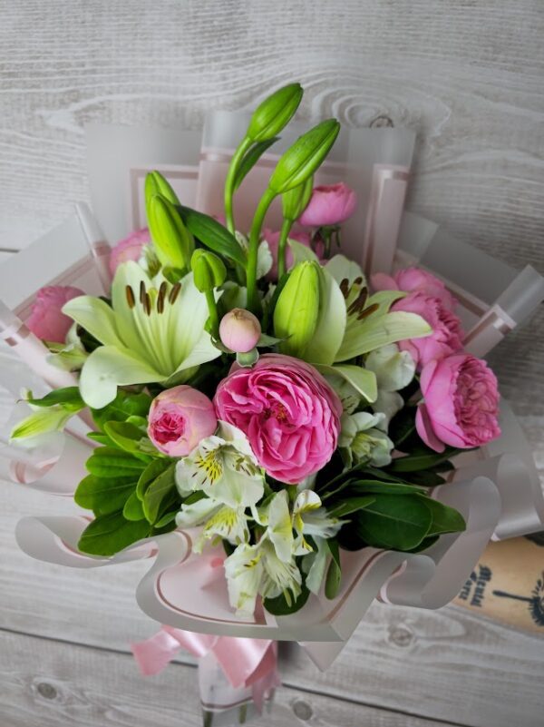 Bouquet de lilis y rosas inglesas - Image 5